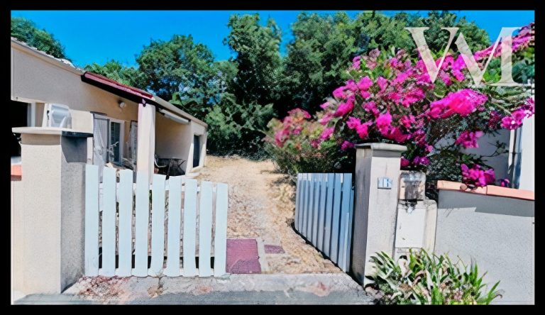 Maison en vente à terme Ile d'Oléron Maison de plain-pied avec un jardin, entourée de fleurs et sous un ciel bleu.